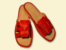Fabrikant: graanpantoffels, sandalen, slippers, klompen, kinderlaarzen, schapenvachtlaarzen, wollen warmers