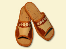 Fabrikant: graanpantoffels, sandalen, slippers, klompen, kinderlaarzen, schapenvachtlaarzen, wollen warmers