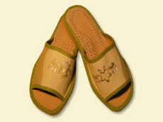 Fabrikant: graanpantoffels, sandalen, slippers, klompen, kinderlaarzen, schapenvachtlaarzen, wollen warmers