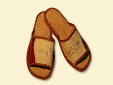 Fabrikant: graanpantoffels, sandalen, slippers, klompen, kinderlaarzen, schapenvachtlaarzen, wollen warmers