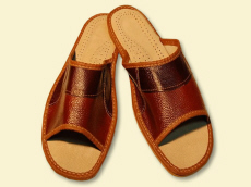 Fabrikant: graanpantoffels, sandalen, slippers, klompen, kinderlaarzen, schapenvachtlaarzen, wollen warmers