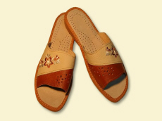 Fabrikant: graanpantoffels, sandalen, slippers, klompen, kinderlaarzen, schapenvachtlaarzen, wollen warmers