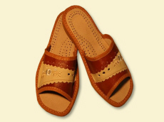 Fabrikant: graanpantoffels, sandalen, slippers, klompen, kinderlaarzen, schapenvachtlaarzen, wollen warmers
