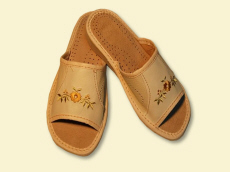 Fabrikant: graanpantoffels, sandalen, slippers, klompen, kinderlaarzen, schapenvachtlaarzen, wollen warmers