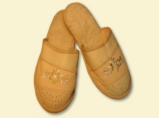 Fabrikant: graanpantoffels, sandalen, slippers, klompen, kinderlaarzen, schapenvachtlaarzen, wollen warmers