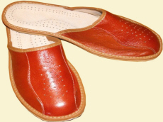 Fabrikant: graanpantoffels, sandalen, slippers, klompen, kinderlaarzen, schapenvachtlaarzen, wollen warmers