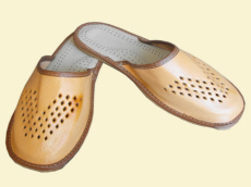 Fabrikant: graanpantoffels, sandalen, slippers, klompen, kinderlaarzen, schapenvachtlaarzen, wollen warmers