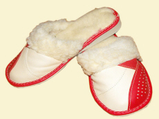 Fabrikant: graanpantoffels, sandalen, slippers, klompen, kinderlaarzen, schapenvachtlaarzen, wollen warmers