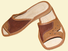 Fabrikant: graanpantoffels, sandalen, slippers, klompen, kinderlaarzen, schapenvachtlaarzen, wollen warmers